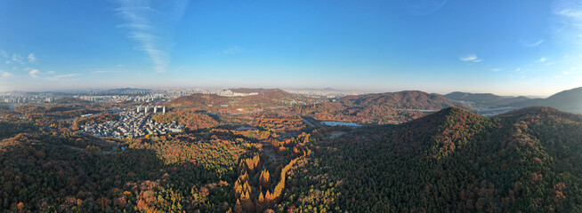 하늘에서 본 아름다운 가을 산 풍경