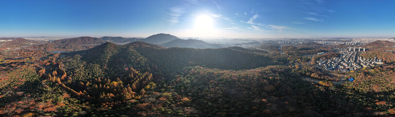 하늘에서 본 아름다운 가을 산 풍경