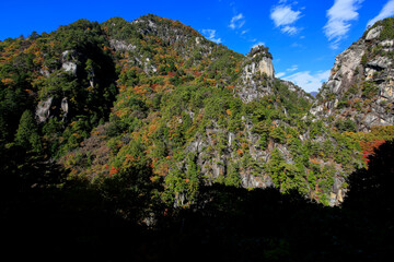 紅葉に染まる昇仙峡 © 汐理 宮本