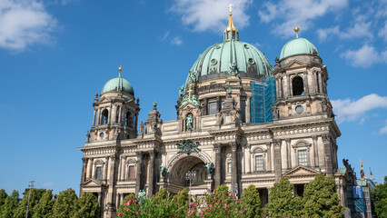 Berliner Dom vor blauem Himmel – historische Architektur in Berlin © Juli