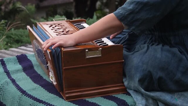 ハルモニウムの演奏をする女性