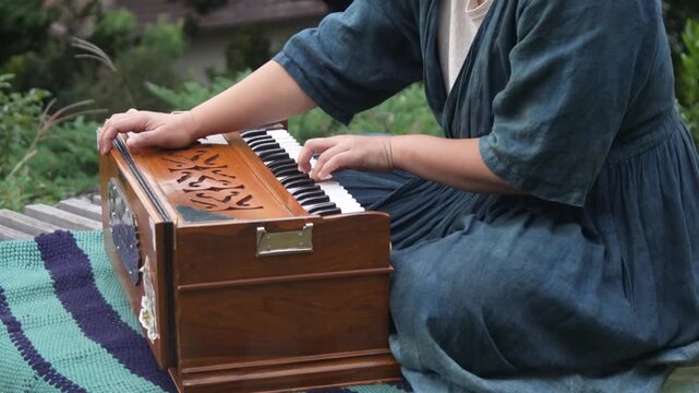 ハルモニウムの演奏をする女性