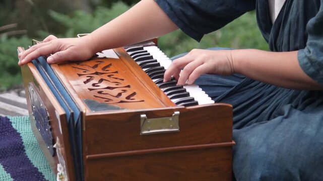 ハルモニウムの演奏をする女性