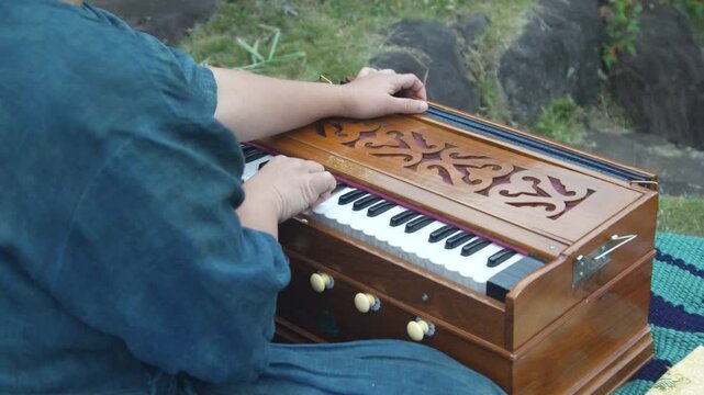 ハルモニウムの演奏をする女性