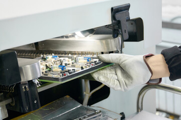 Wave soldering process for PCB tinning in molten solder bath at a manufacturing facility