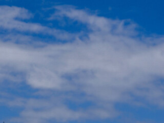 Obraz premium City skyline across a calm lake