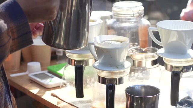 焼き芋を作る男性