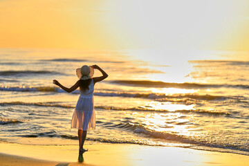 夕焼けの海を眺める彼女