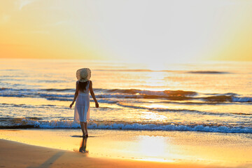 夕焼けの海を眺める彼女