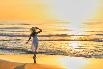 夕焼けの海を眺める彼女