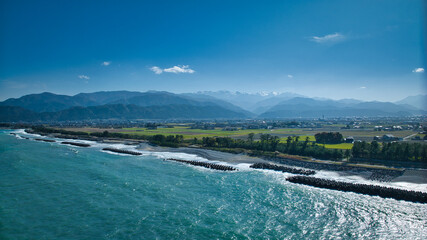 秋も深まってきた富山県東部下新川海岸沿岸の離岸堤と波の様子 © 済 君島