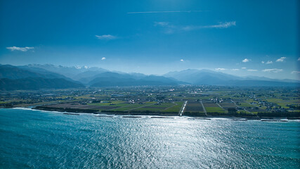 秋も深まってきた富山県東部下新川海岸沿岸の離岸堤と波の様子