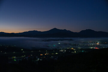 越後三山の夜明け