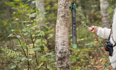 クマよけのベルを鳴らす人