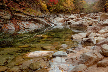 Obraz premium magnificent autumn mountain landscape with water or a small mountain river in Seoraksan National Park in South Korea