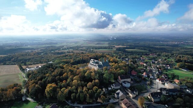 G&oacute;ra Świętej Anny, z klasztorem franciszkańskim oraz bazyliką z relikwiami św. Anny. Śląsk w Polsce, panorama z lotu ptaka jesienią.