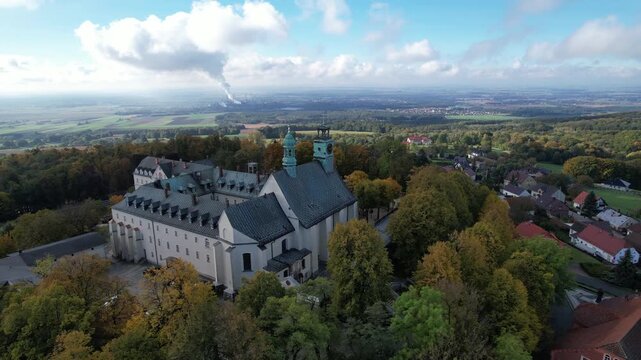 G&oacute;ra Świętej Anny, z klasztorem franciszkańskim oraz bazyliką z relikwiami św. Anny. Śląsk w Polsce, panorama z lotu ptaka jesienią.