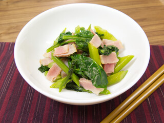 ツルムラサキのベーコン炒め