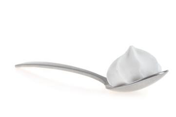 Meringue dans une cuill&egrave;re en gros plan isol&eacute;e sur fond blanc