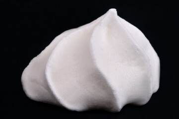 Meringue en gros plan isolée sur fond noir