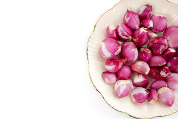 Fresh Peeled Shallots on Elegant White Plate – Aromatic Cooking Ingredients for Asian, Indonesian, and Gourmet Culinary Dishes