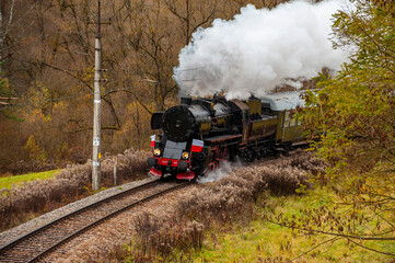 Parow&oacute;z, pociąg retro, Dolina Popradu, jesień.