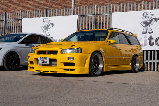 Nissan Stagea Skyline GTR in Yellow