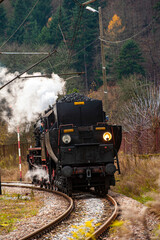 Parow&oacute;z, pociąg retro, Dolina Popradu, jesień.