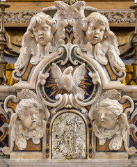 Obraz premium SALERNO, ITALY - OCTOBER 6, 2025: The detail of baroque marble tabernacle form main altar of church Chiesa di San Giorgio by Pietro and Bartolomeo Ghetti from 17. cent. 