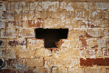 Briques manquantes dans un mur. Trou dans la cloison.