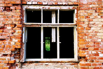 Façade de brique rouge avec vieille fenêtre au châssis de bois blanc .