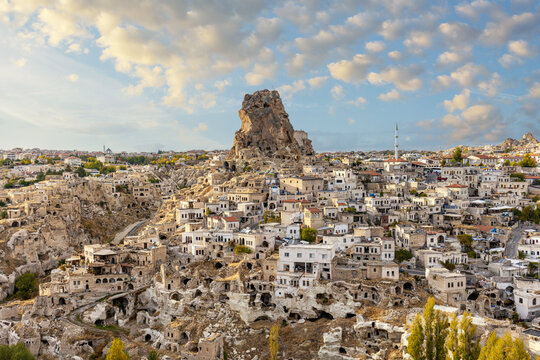 Aussicht auf die Stadt Ortahisar zur goldenen Stunde in Kappadokien, T&uuml;rkei