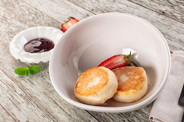 Cottage cheese pancakes - Syrniki for breakfast