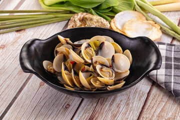 Boiled fresh clams with lemongrass