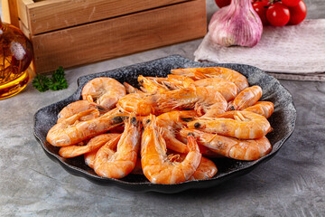 Boiled tiger prawns in the bowl