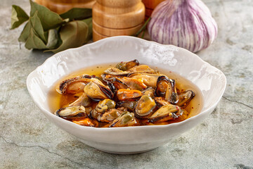Canned mussels in oil and spices