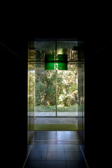 非常口へと続く暗い廊下