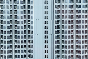 Obraz premium Triple Y hotel,Bangkok,Thailand, Nov 20, 2025: This image captures the symmetrical facade of a modern high-rise residential building. 