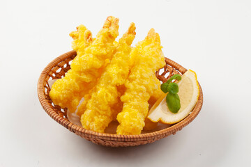 새우튀김은 새우를 통째로 기름에 튀긴 음식.
Shrimp tempura is a dish in which whole shrimp are fried in oil.

