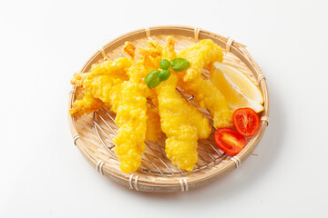새우튀김은 새우를 통째로 기름에 튀긴 음식.
Shrimp tempura is a dish in which whole shrimp are fried in oil.

