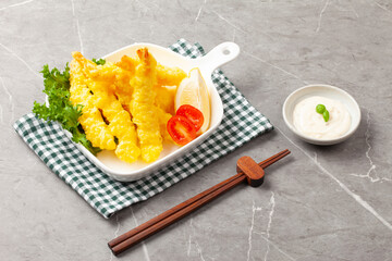 새우튀김은 새우를 통째로 기름에 튀긴 음식.
Shrimp tempura is a dish in which whole shrimp are fried in oil.

