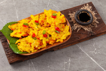 야채튀김은 양파, 당근, 쑥갓 따위의 채소에 밀가루와 달걀을 씌워 기름에 튀긴 음식.
Vegetable tempura is a dish made by coating vegetables such as onions, carrots, and mugwort in flour and egg and then frying them in oil.
