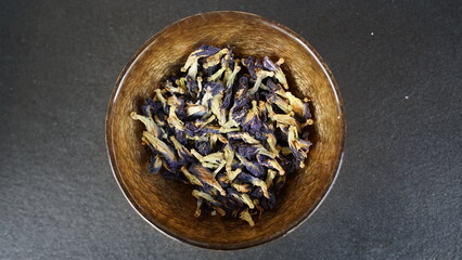 Blauer loser Tee, Butterfly Pea Flower