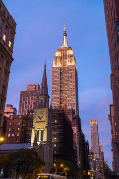 Nueva York, EE. UU., 12 de noviembre de 2019. Paisaje urbano ic&oacute;nico de Nueva York al anochecer. El rascacielos Empire State Building visto desde W 28th St. con un cielo crepuscular rosado.