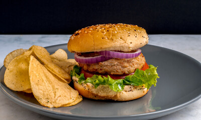 turkey burger with potato chips,