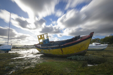 Fototapeta premium épave de bateau en bord de mer - Bretagne