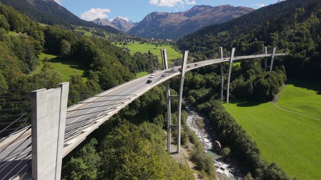 Die ikonische Sunnibergbr&uuml;cke der Umfahrung Klosters (GR), die &uuml;ber den Fluss Landquart f&uuml;hrt	