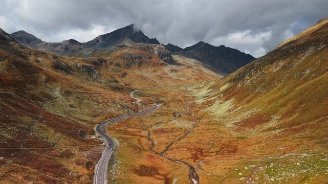Spektakul&auml;re Farbwelten entlang der Fl&uuml;elapass-Strasse in Richtung Passh&ouml;he