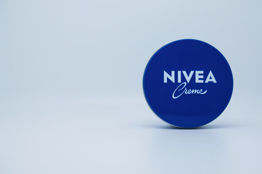 Eine blaue Nivea Creme Dose vor weissem Hintergrund