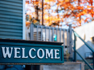 Obraz premium Welcome Sign on Home Outdoors